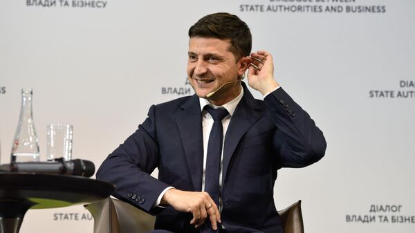 Президент Украины Владимир Зеленский во время встречи с представителями бизнеса на форуме Диалог власти и бизнеса в Киеве. 20 июня 2019 Президент Украины Владимир Зеленский во время встречи с представителями бизнеса на форуме Диалог власти и бизнеса в Киеве. 20 июня 2019