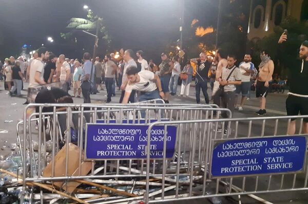 Участники акции протеста у здания парламента Грузии в Тбилиси Участники акции протеста у здания парламента Грузии в Тбилиси