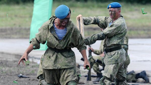Военнослужащие на сводной тренировке динамического показа боевых возможностей в рамках предстоящего Международного военно-технического форума Армия-2019 в военно-патриотическом парке Патриот Военнослужащие на сводной тренировке динамического показа боевых возможностей в рамках предстоящего Международного военно-технического форума Армия-2019 в военно-патриотическом парке Патриот