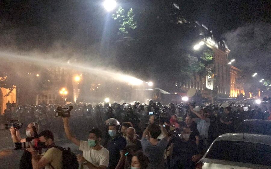 Сотрудники полиции и журналисты во время акции протеста у здания парламента Грузии в Тбилиси Сотрудники полиции и журналисты во время акции протеста у здания парламента Грузии в Тбилиси