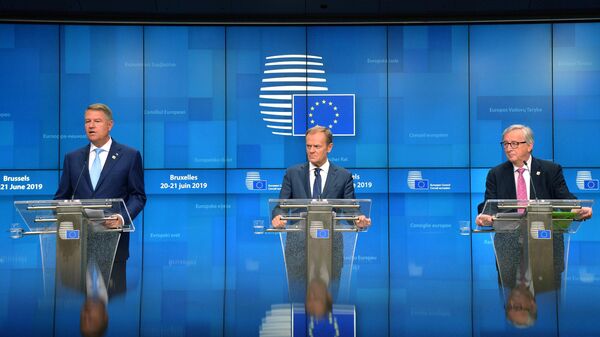 Президент Румынии Клаус Йоханнис, председатель Европейского совета Дональд Туск и председатель Европейской комиссии Жан-Клод Юнкер (слева направо) на саммите ЕС в Брюсселе. 21 июня 2019 Президент Румынии Клаус Йоханнис, председатель Европейского совета Дональд Туск и председатель Европейской комиссии Жан-Клод Юнкер (слева направо) на саммите ЕС в Брюсселе. 21 июня 2019
