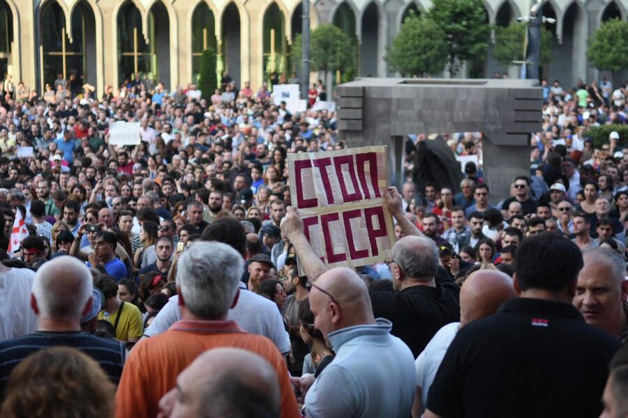 Участники акции протеста у здания парламента Грузии в Тбилиси Участники акции протеста у здания парламента Грузии в Тбилиси