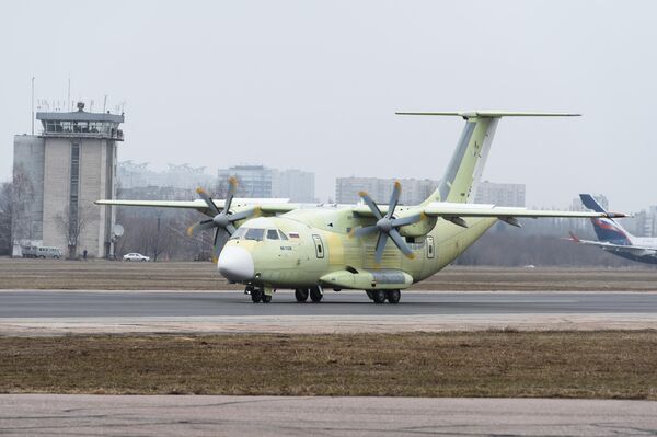 Новейший российский легкий военно-транспортный самолет Ил-112В после своего первого испытательного полета на аэродроме авиастроительного предприятия ПАО ВАСО