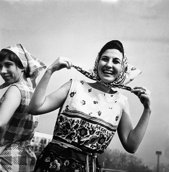 Коллекция женской одежды Весна-лето 1966 года. Летние платья из хлопчатобумажной ткани (продукция Рижской швейной фабрики Ригас апгербс) Коллекция женской одежды Весна-лето 1966 года. Летние платья из хлопчатобумажной ткани (продукция Рижской швейной фабрики Ригас апгербс)