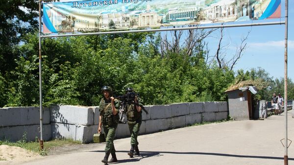 Военнослужащие ЛНР в районе пропускного пункта Станица Луганская, куда прбыли представители ОБСЕ для наблюдения за первым этапом отвода украинских подразделений Военнослужащие ЛНР в районе пропускного пункта Станица Луганская, куда прбыли представители ОБСЕ для наблюдения за первым этапом отвода украинских подразделений