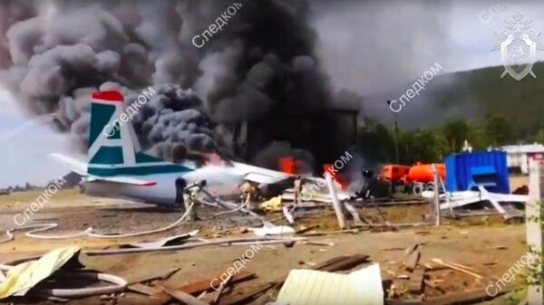 Самолет Ан-24 совершил аварийную посадку в Нижнеангарске. Стоп-кадр с видео, предоставленного СК РФ