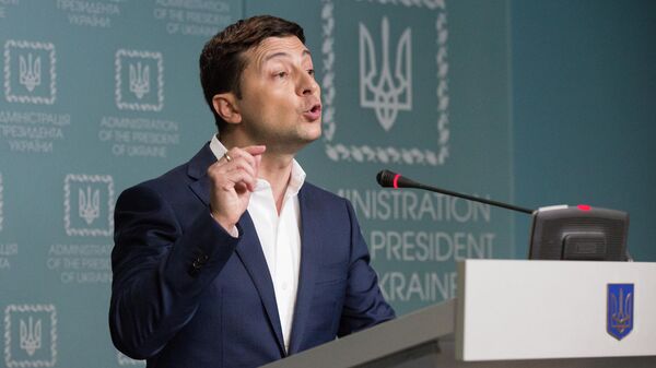Президент Украины Владимир Зеленский во время брифинга в Киеве. 27 июня 2019 Президент Украины Владимир Зеленский во время брифинга в Киеве. 27 июня 2019