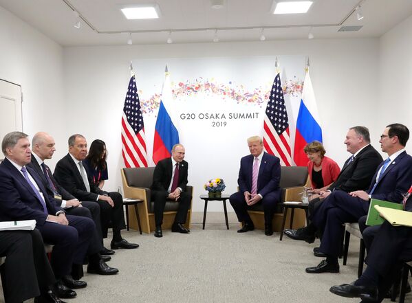 Президент РФ Владимир Путин и президент США Дональд Трамп (четвертый справа) во время встречи на полях саммита Группы двадцати в Осаке Президент РФ Владимир Путин и президент США Дональд Трамп (четвертый справа) во время встречи на полях саммита Группы двадцати в Осаке