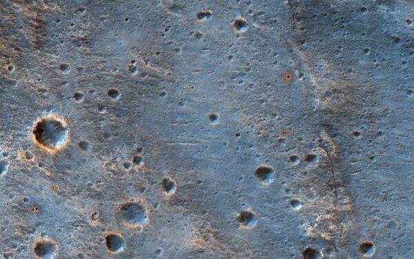 Кратер к юго-востоку от места посадки марсохода ExoMars 2020 в Oxia Palus Кратер к юго-востоку от места посадки марсохода ExoMars 2020 в Oxia Palus
