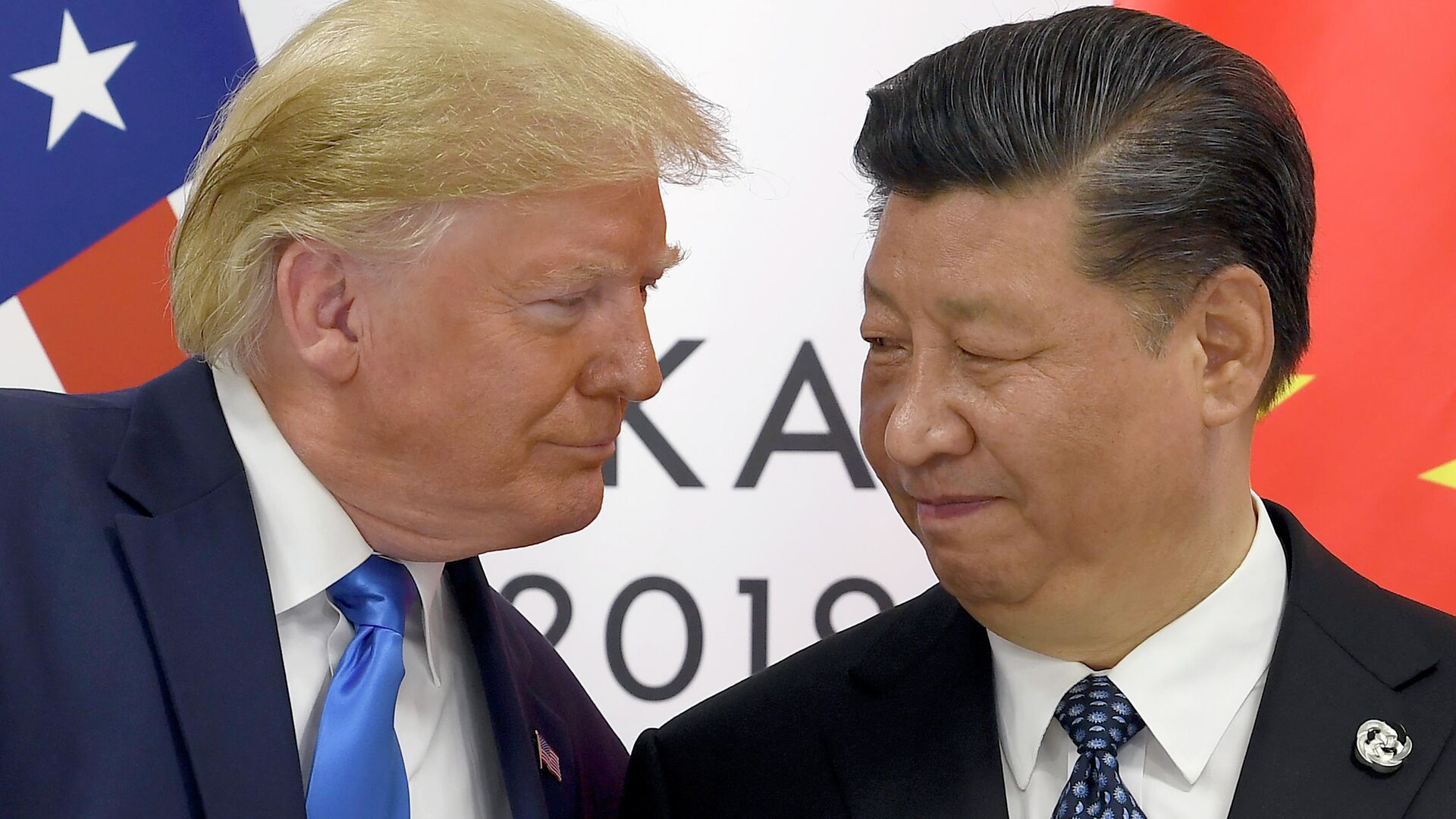 Президент США Дональд Трамп и председатель КНР Си Цзиньпин в ходе встречи на саммите G20 в Осаке. 29 июня 2019 Президент США Дональд Трамп и председатель КНР Си Цзиньпин в ходе встречи на саммите G20 в Осаке. 29 июня 2019 - РИА Новости, 1920, 26.10.2020