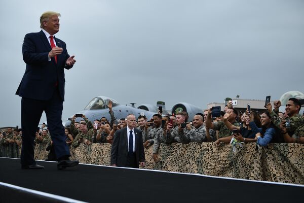 Президент США Дональд Трамп встречает военнослужащих США, дислоцированных в Южной Корее на авиабазе Осан
Президент США Дональд Трамп встречает военнослужащих США, дислоцированных в Южной Корее на авиабазе Осан