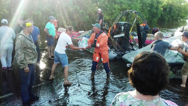 Сотрудники МЧС привезли питьевую воду для жителей подтопленного Тулуна