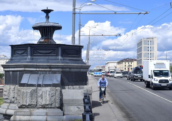 Автомобильное движение по Крестовскому путепроводу на проспекте Мира в Москве Автомобильное движение по Крестовскому путепроводу на проспекте Мира в Москве