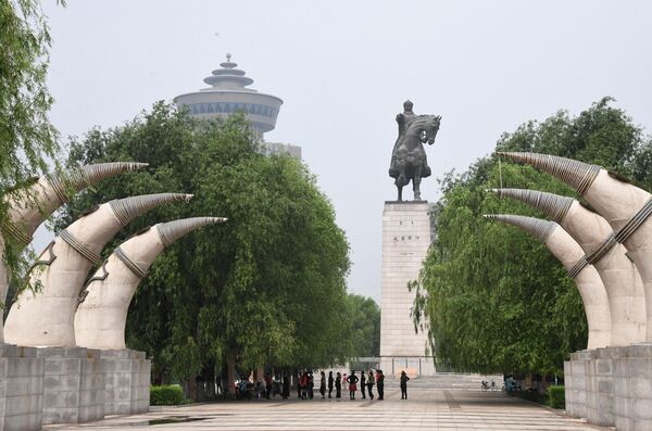 Статуя Чингисхана в Хух-Хото в Автономном районе Внутренняя Монголия в Китае