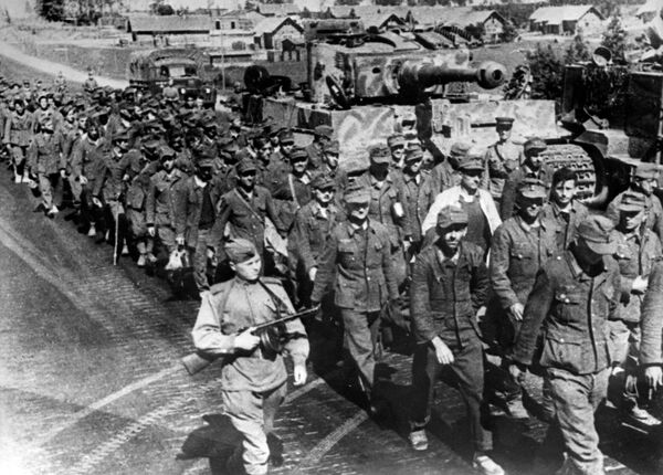 Белорусская наступательная операция Багратион с 23 июня - 29 августа 1944 года. Колонна пленных немцев