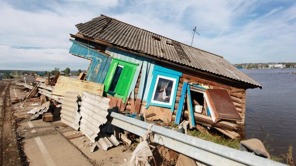 Разрушенный паводком дом в городе Тулун в Иркутской области