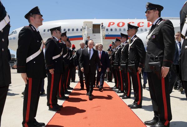 Президент РФ Владимир Путин во время встречи в аэропорту Фьюмичино города Рима. 4 июля 2019 Президент РФ Владимир Путин во время встречи в аэропорту Фьюмичино города Рима. 4 июля 2019