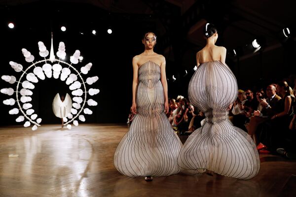 Модели на показе Iris van Herpen в рамках Недели высокой моды в Париже Модели на показе Iris van Herpen в рамках Недели высокой моды в Париже