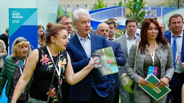 Мэр Москвы Сергей Собянин осматривает площадку форума Мой район в сопровождении директора форума Ирины Гординой-Невмержицкой. Мэр Москвы Сергей Собянин осматривает площадку форума Мой район в сопровождении директора форума Ирины Гординой-Невмержицкой.