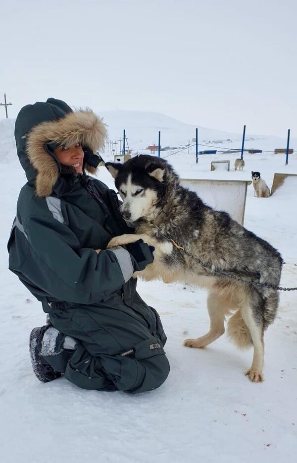 Наталия Белякова с собакой на Чукотке