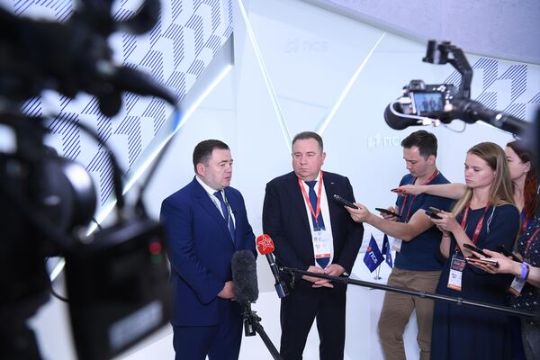 Промсвязьбанк за последнее время нарастил портфель кредитов предприятиям оборонно-промышленного комплекса почти до 250 миллиардов рублей. Глава банка Петр Фрадков отвечает на вопросы журналистов по итогам подписания ряда контрактов с предприятиями ОПК Промсвязьбанк за последнее время нарастил портфель кредитов предприятиям оборонно-промышленного комплекса почти до 250 миллиардов рублей. Глава банка Петр Фрадков отвечает на вопросы журналистов по итогам подписания ряда контрактов с предприятиями ОПК