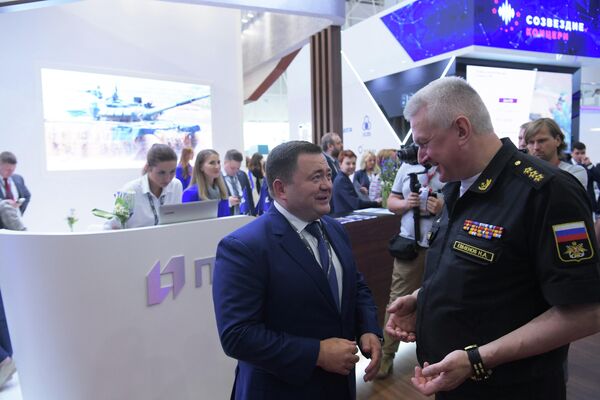 Опорный банк российской оборонки - Промсвязьбанк - и Центр судоремонта Звездочка заключили на форуме кредитное соглашение. Средства пойдут на реконструкцию инфраструктурного объекта, который будет заниматься ремонтом надводных и подводных судов. Глава ПСБ Фрадков и главком ВМФ Евменов Опорный банк российской оборонки - Промсвязьбанк - и Центр судоремонта Звездочка заключили на форуме кредитное соглашение. Средства пойдут на реконструкцию инфраструктурного объекта, который будет заниматься ремонтом надводных и подводных судов. Глава ПСБ Фрадков и главком ВМФ Евменов