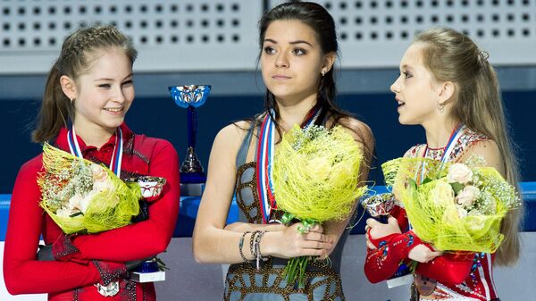 Чемпионат России (2013). Церемония награждения: Юлия Липницкая, завоевавшая серебряную медаль, Аделина Сотникова, завоевавшая золотую медаль, и Елена Радионова, завоевавшая бронзовую медаль.