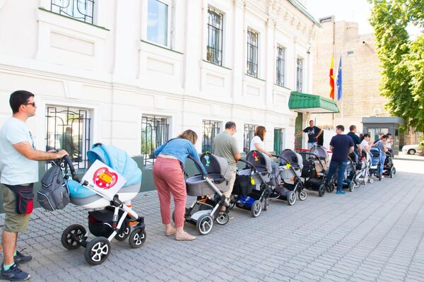 Акция протеста перед испанским посольством в Киеве Акция протеста перед испанским посольством в Киеве