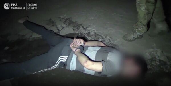 Кадр из видео задержания подозреваемых в подготовке теракта на поезде Сапсан в 2017 году Кадр из видео задержания подозреваемых в подготовке теракта на поезде Сапсан в 2017 году
