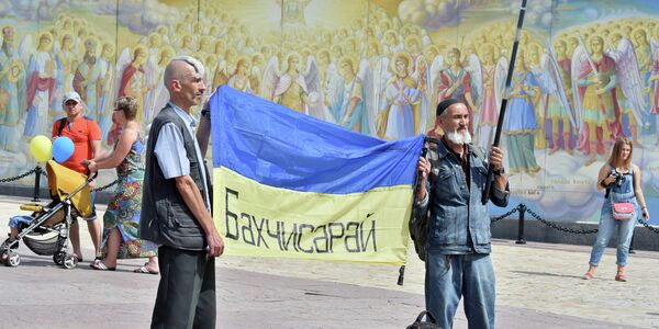 Демонстранты держат флаг Украины с надписью Бахчисарай в центре Киева Демонстранты держат флаг Украины с надписью Бахчисарай в центре Киева