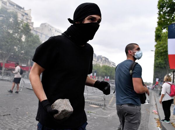 Участник беспорядков на Елисейских полях в Париже. 14 июля 2019 Участник беспорядков на Елисейских полях в Париже. 14 июля 2019