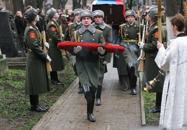 Во время церемонии перезахоронения в Донском монастыре останков генерала Владимира Каппеля, обнаруженных в конце 2006 года в Харбине (КНР)