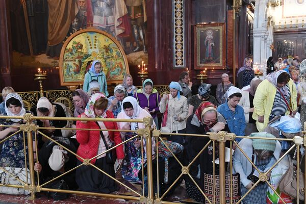 Очередь прихожан в храме Христа Спасителя, где находятся мощи святых Петра и Февронии, доставленные из Свято-Троицкого женского монастыря Мурома Очередь прихожан в храме Христа Спасителя, где находятся мощи святых Петра и Февронии, доставленные из Свято-Троицкого женского монастыря Мурома