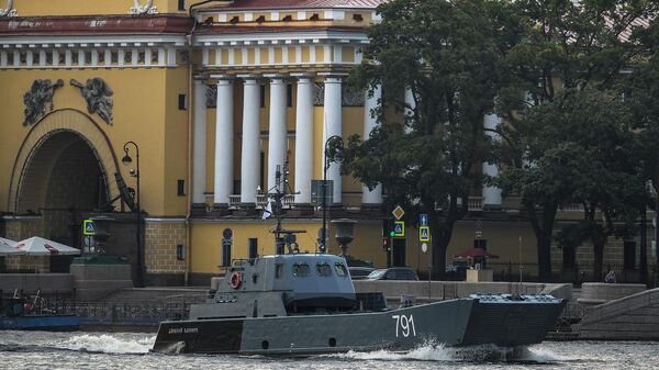 Десантный катер Контр-адмирал Демидов во время выхода боевых кораблей из Санкт-Петербурга в рамках подготовки к Дню ВМФ России Десантный катер Контр-адмирал Демидов во время выхода боевых кораблей из Санкт-Петербурга в рамках подготовки к Дню ВМФ России