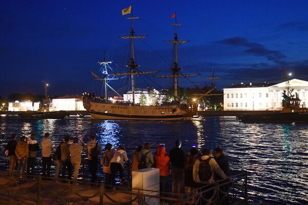 Фрегат Полтава проходит акваторию Невы для участия в репетициях главного военно-морского парада на день ВМФ Фрегат Полтава проходит акваторию Невы для участия в репетициях главного военно-морского парада на день ВМФ