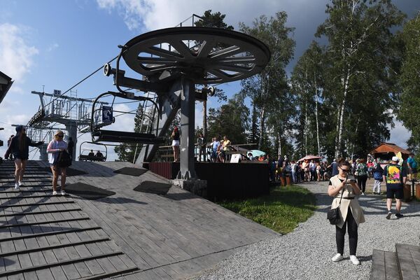 Отдыхающие на верхней станции подъемника на территории всесезонного курорта Манжерок в Республике Алтай Отдыхающие на верхней станции подъемника на территории всесезонного курорта Манжерок в Республике Алтай