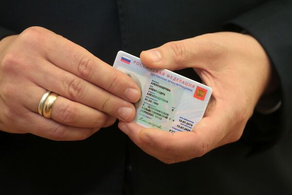 Заместитель председателя правительства РФ Максим Акимов демонстрирует образец электронного паспорта Заместитель председателя правительства РФ Максим Акимов демонстрирует образец электронного паспорта