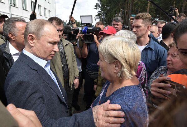 Президент РФ Владимир Путин во время общения с жителями Тулуна, пострадавшими в результате наводнения Президент РФ Владимир Путин во время общения с жителями Тулуна, пострадавшими в результате наводнения
