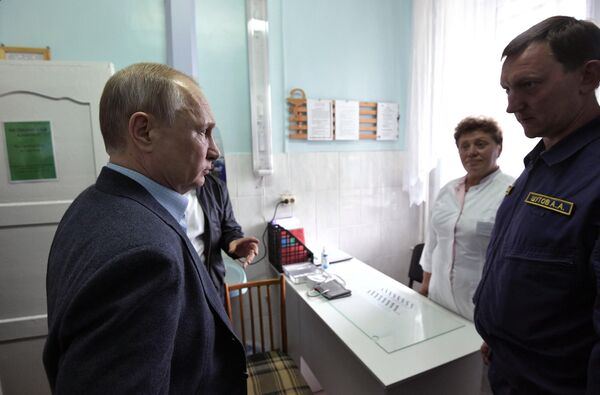Президент РФ Владимир Путин во время осмотра медицинского кабинета в пункте размещения пострадавшего в результате наводнения населения. 19 июля 2019 Президент РФ Владимир Путин во время осмотра медицинского кабинета в пункте размещения пострадавшего в результате наводнения населения. 19 июля 2019
