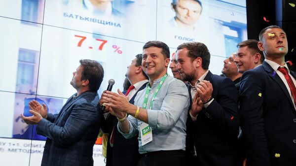 Президент Украины Владимир Зеленский в штабе партии Слуга Народа после оглашения первых результатов exit poll на досрочных выборах в Верховную раду Украины Президент Украины Владимир Зеленский в штабе партии Слуга Народа после оглашения первых результатов exit poll на досрочных выборах в Верховную раду Украины
