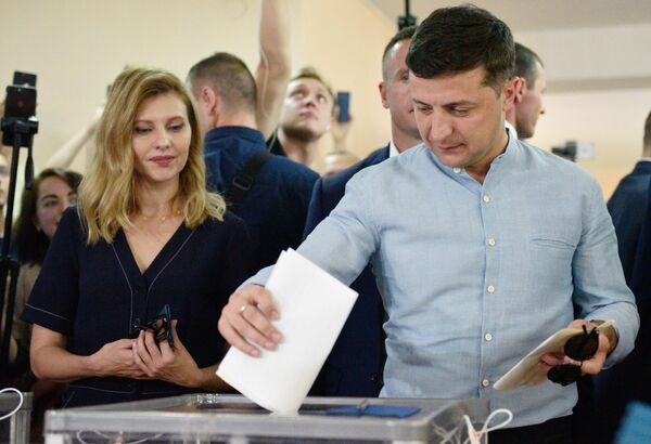 Президент Украины Владимир Зеленский голосует на досрочных выборах в Верховную раду Украины на избирательном участке в Киеве Президент Украины Владимир Зеленский голосует на досрочных выборах в Верховную раду Украины на избирательном участке в Киеве