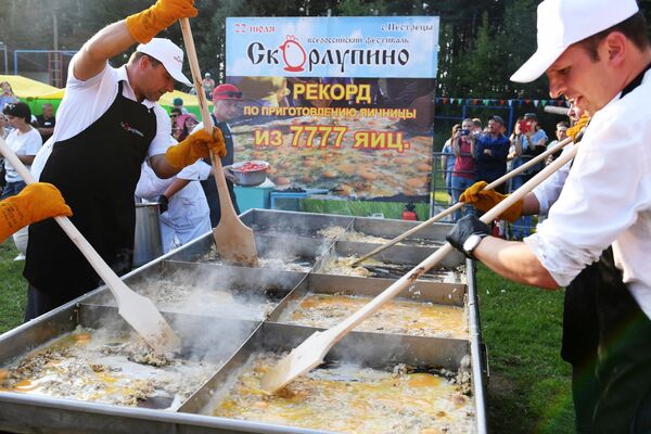 Повара готовят рекордную яичницу из 7777 яиц в рамках IV всероссийского фестиваля Скорлупино Повара готовят рекордную яичницу из 7777 яиц в рамках IV всероссийского фестиваля Скорлупино