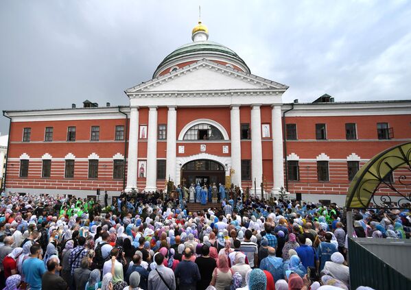 Верующие и священнослужители у Крестовоздвиженской церкви Богородецского монастыря во время крестного хода с иконой Казанской Божией Матери Верующие и священнослужители у Крестовоздвиженской церкви Богородецского монастыря во время крестного хода с иконой Казанской Божией Матери