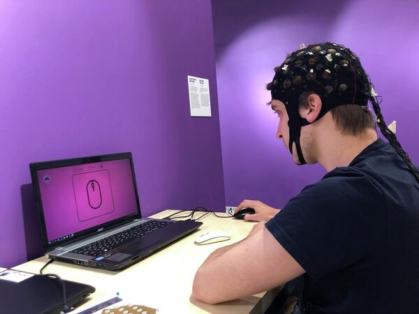 Николай Сыров, аспирант МГУ и один из разработчиков платформы e-Boi, тестирует платформу на себе Николай Сыров, аспирант МГУ и один из разработчиков платформы e-Boi, тестирует платформу на себе