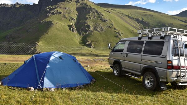 Автомобиль и палатка