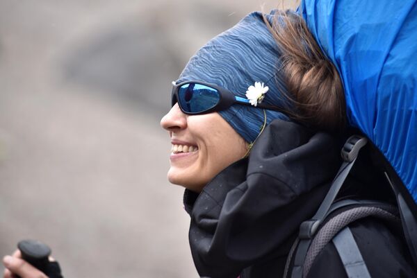 Девушка во время восхождения на Эльбрус из ущелья Джилы - Су в Кабардино-Балкарии