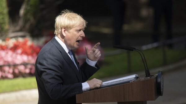 Премьер-министр Борис Джонсон выступает перед журналистами у резиденции на Даунинг-стрит, 10