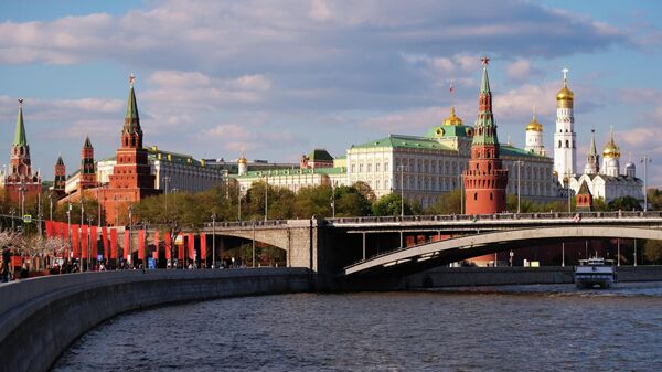 Большой Каменный мост через Москву-реку и Московский Кремль Большой Каменный мост через Москву-реку и Московский Кремль