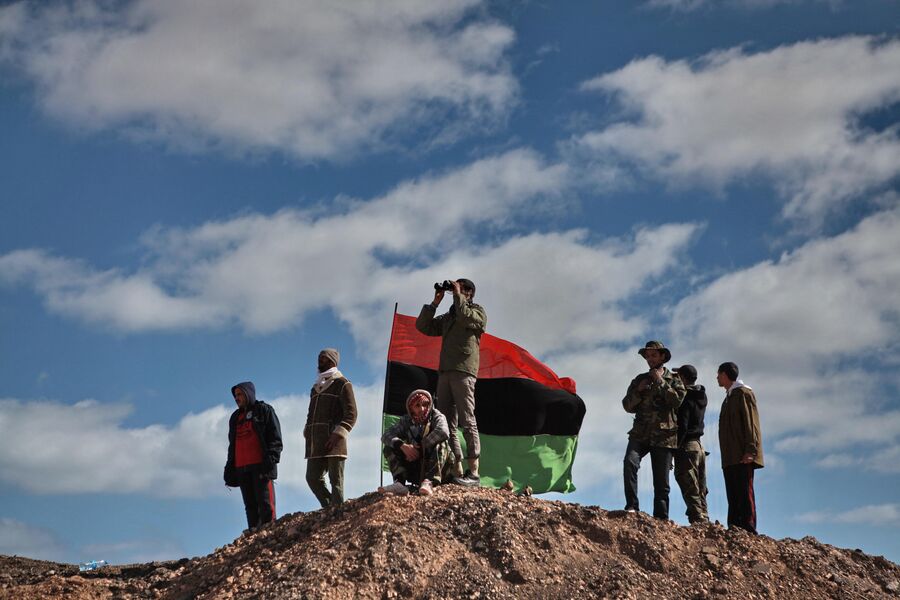 Бойцы оппозиции наблюдают с холма за боем за ходом боев за город Бин-Джавад Бойцы оппозиции наблюдают с холма за боем за ходом боев за город Бин-Джавад