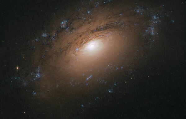 Спиральная галактика NGC 3169 снятая телескопом Хаббл Спиральная галактика NGC 3169 снятая телескопом Хаббл